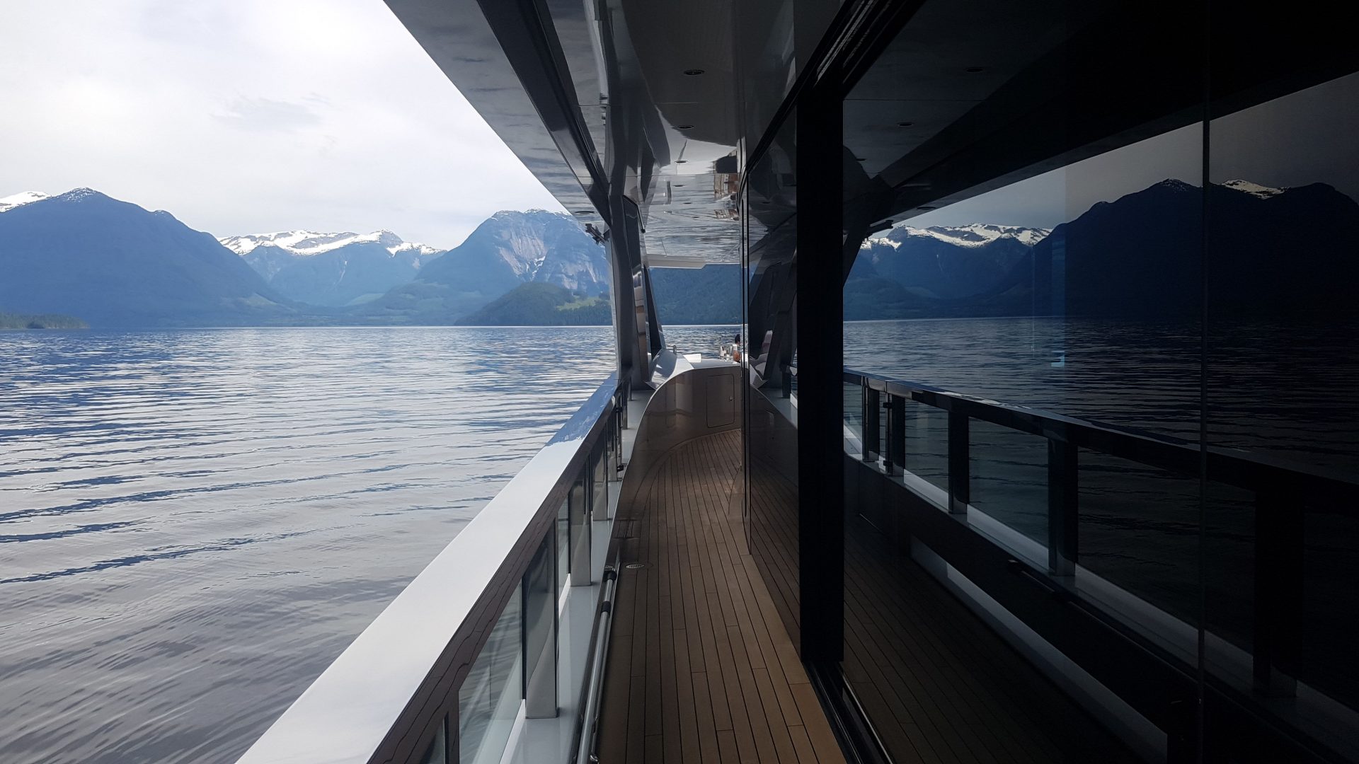 Vista del ponte di uno yacht Mangusta in mare aperto.