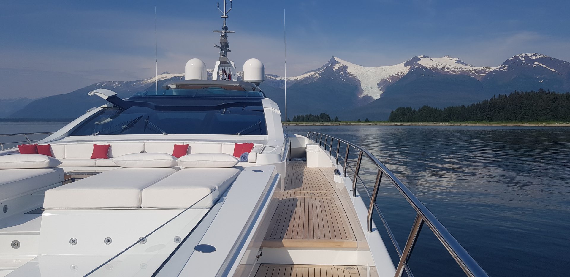 Yacht di lusso Mangusta con vista montagna innevata.