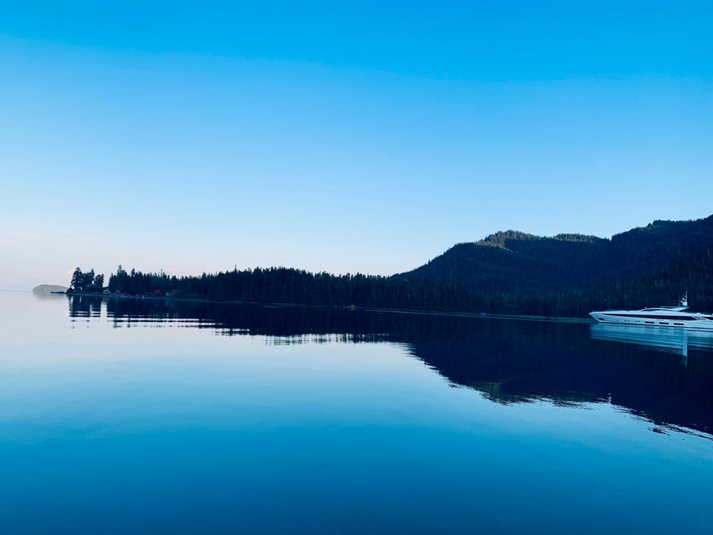 Yacht di lusso Mangusta in paesaggio lacustre sereno.