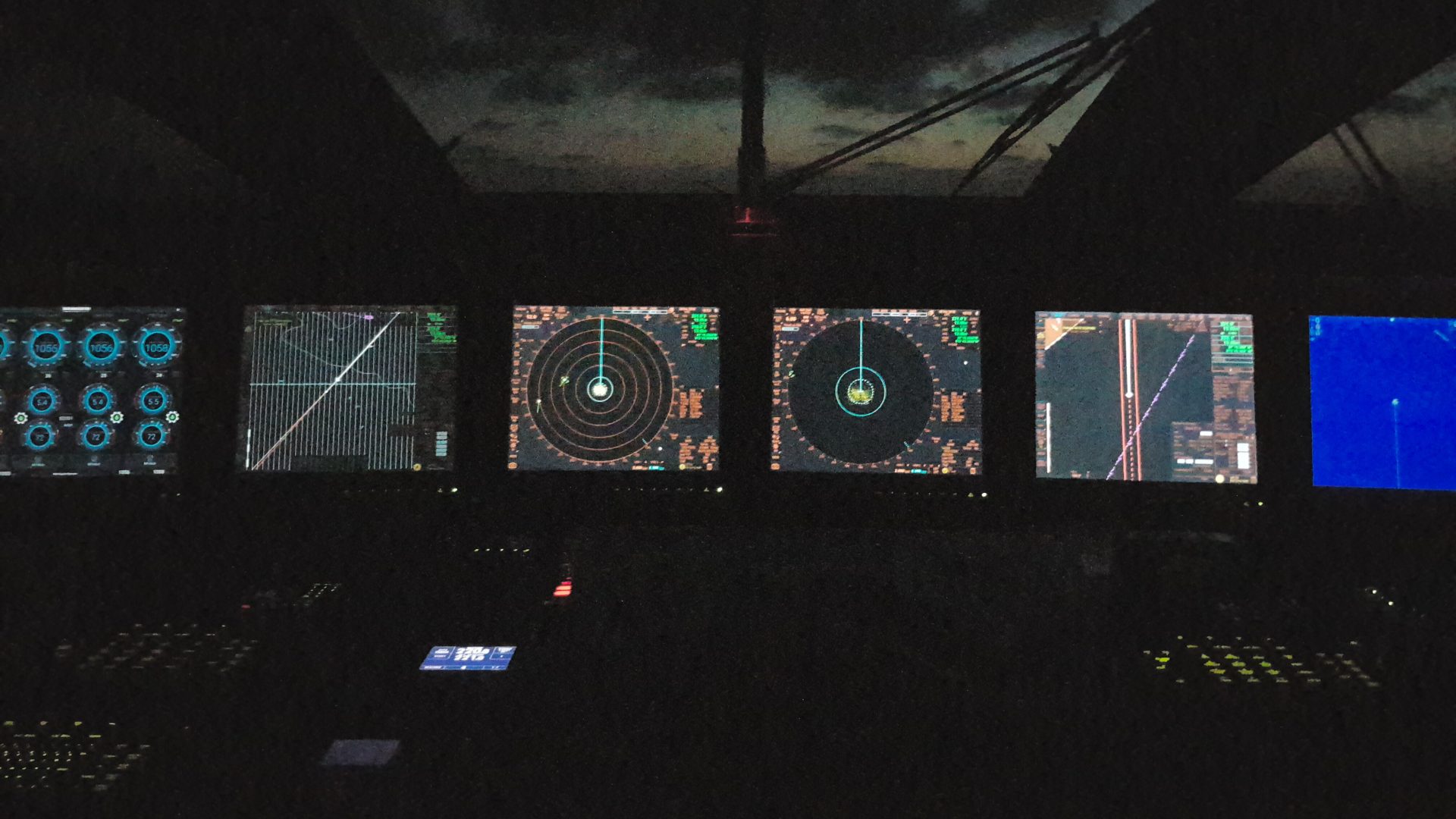 Pannello di controllo Mangusta Yachts al tramonto.