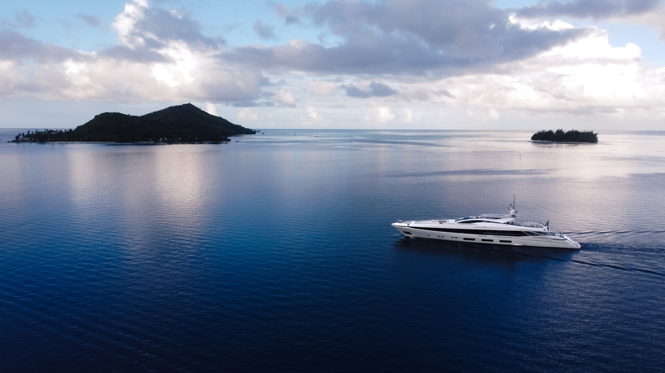 Yacht Mangusta in navigazione vicino all'isola.