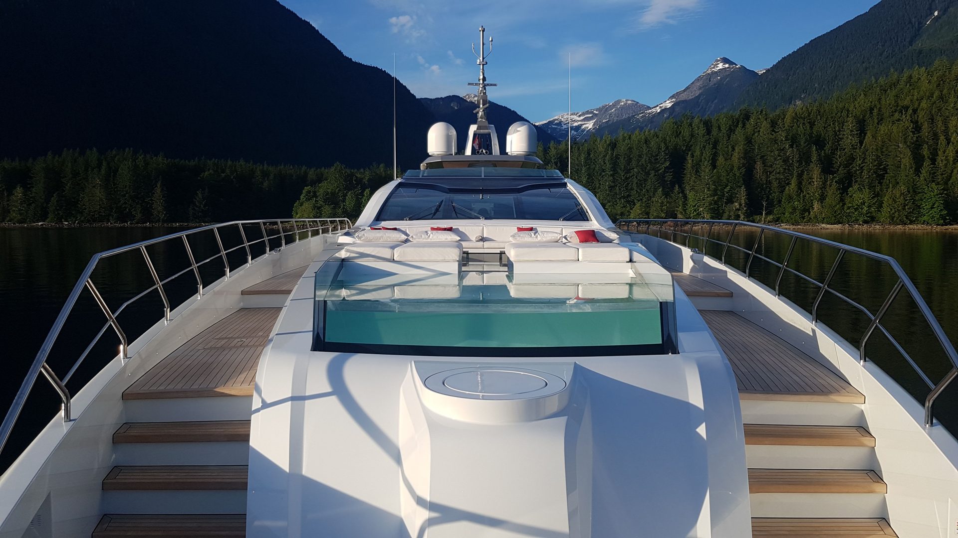 Mangusta Yachts, zona relax con vista panoramica alpina.
