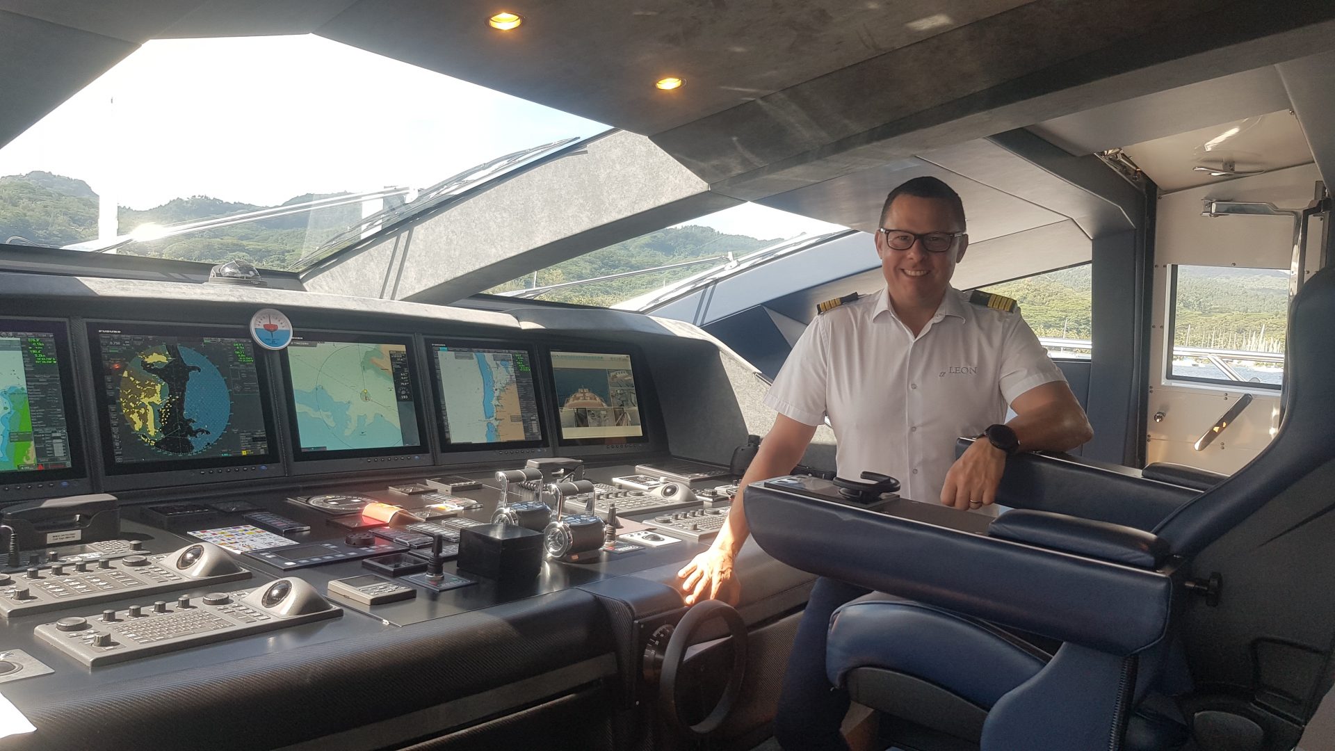 Ponte di comando di uno yacht Mangusta Yachts