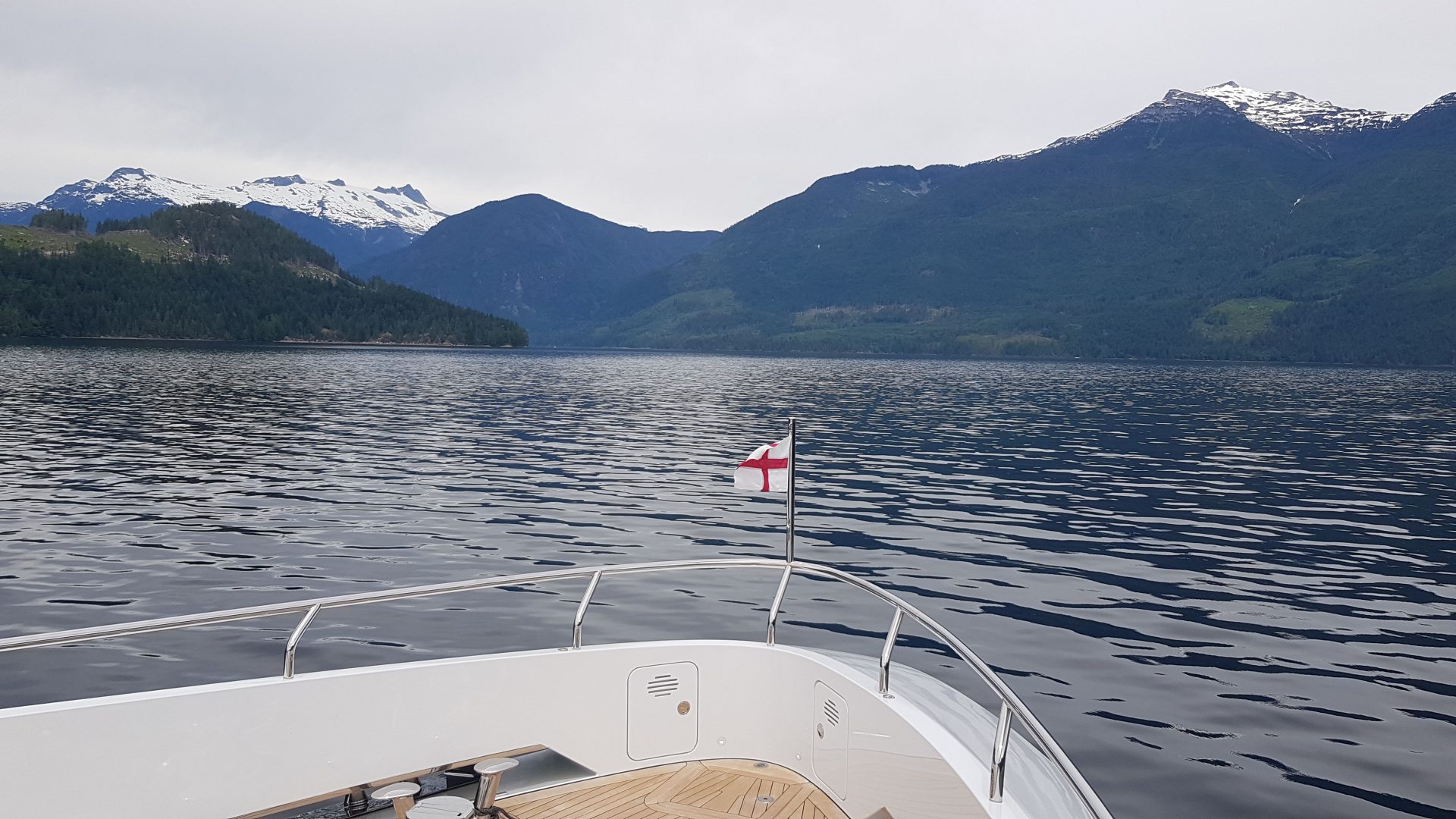 Vista marina dalla prua di uno yacht Mangusta