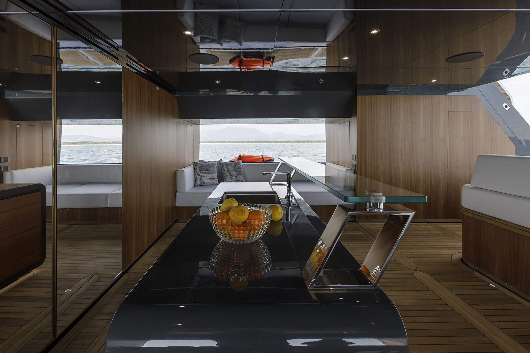Interni di lusso su Mangusta Yachts, cucina moderna