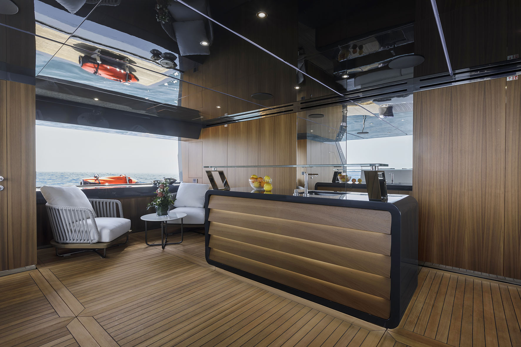 Area bar elegante su yacht Mangusta in legno moderno.