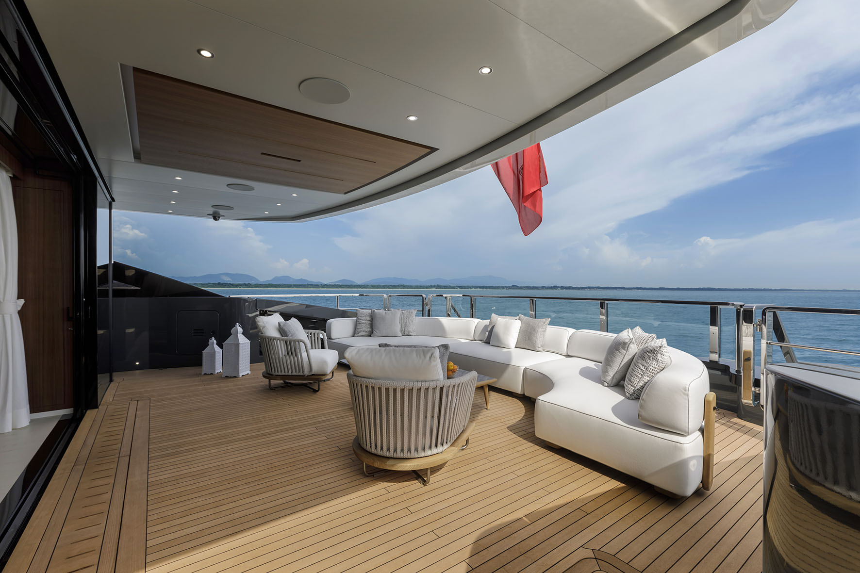 Interni eleganti yacht Mangusta con vista mare
