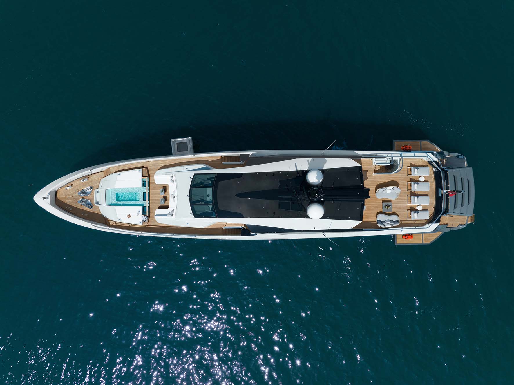 Yacht Mangusta con piscina visto dall'alto.