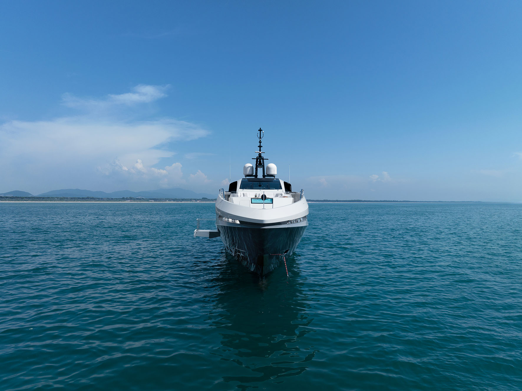 Yacht Mangusta sul mare azzurro, cielo limpido.