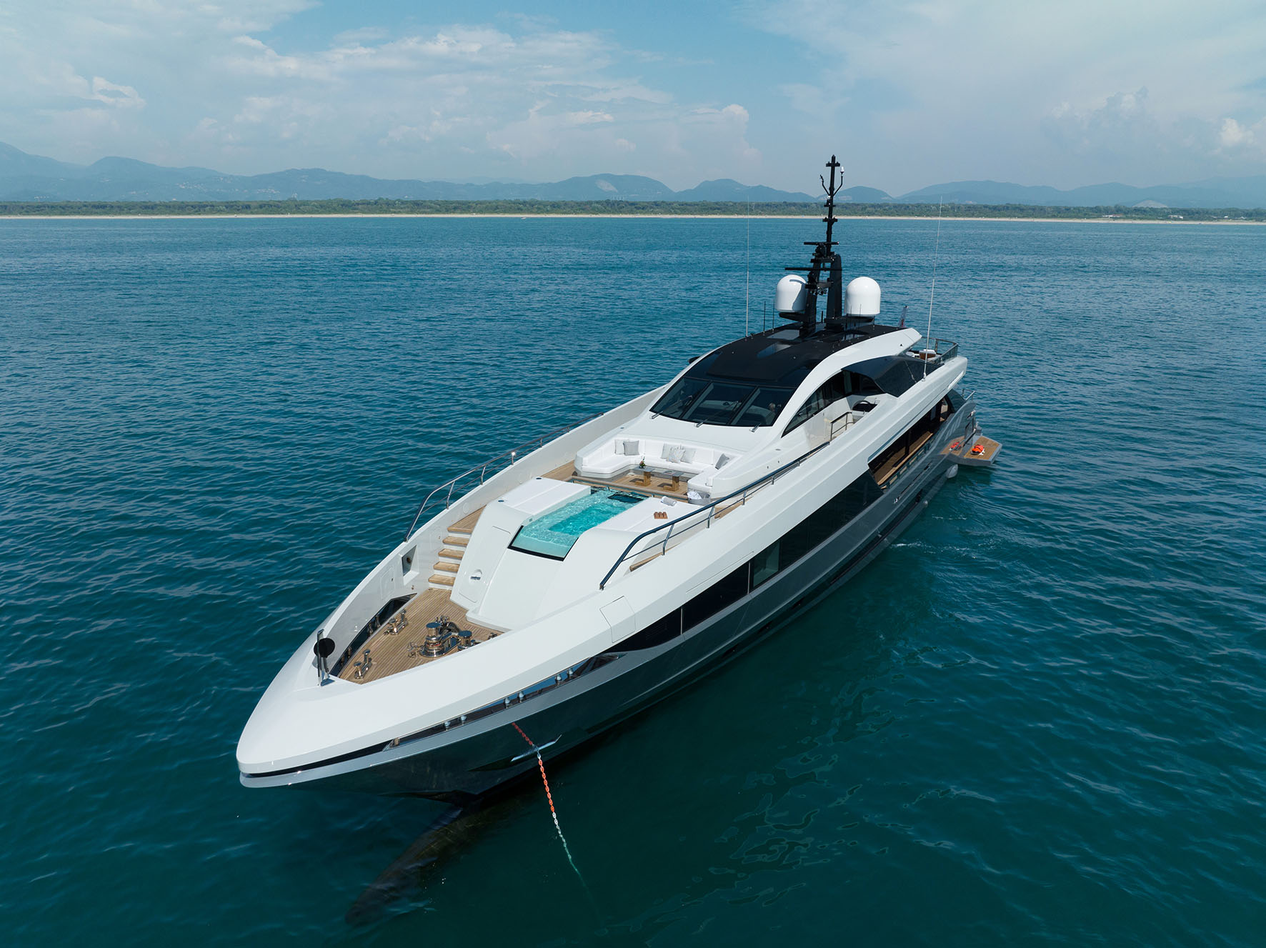 Yacht di lusso Mangusta sul mare cristallino