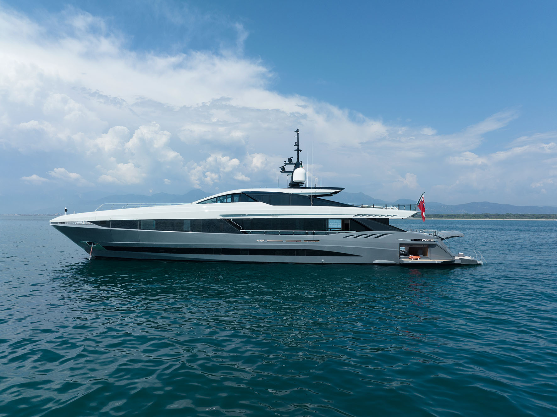 Yacht Mangusta grigio elegante sul mare blu