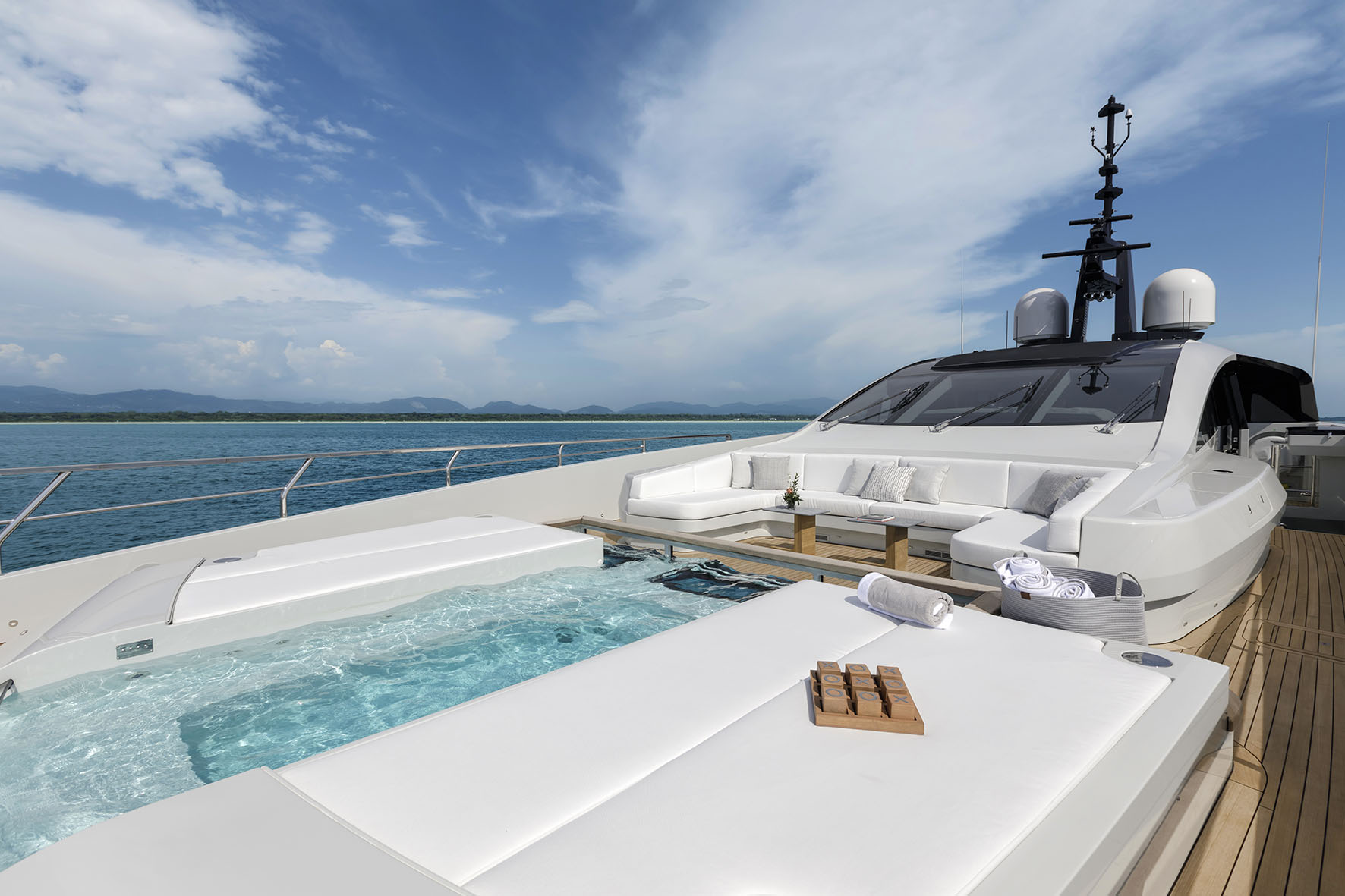 Yacht Mangusta con jacuzzi e vista mare spettacolari.