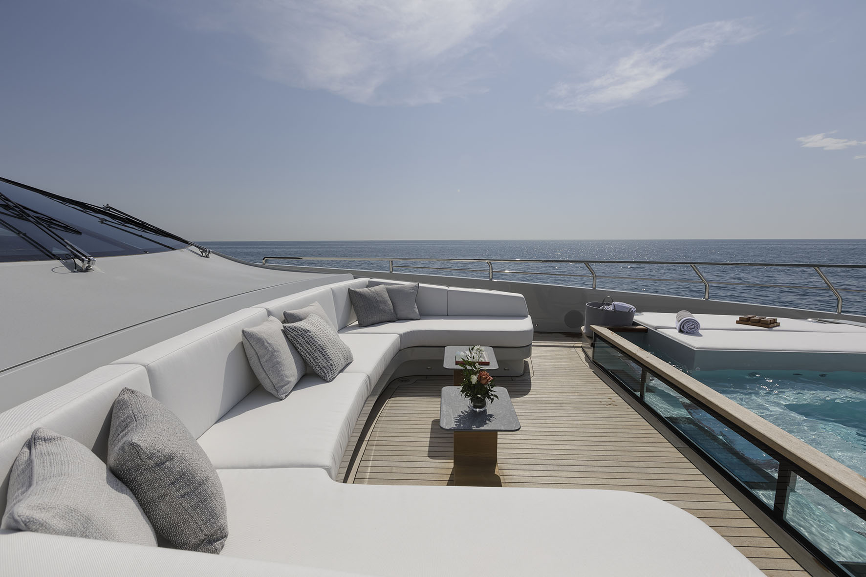 Soggiorno esterno Mangusta Yachts con vista mare