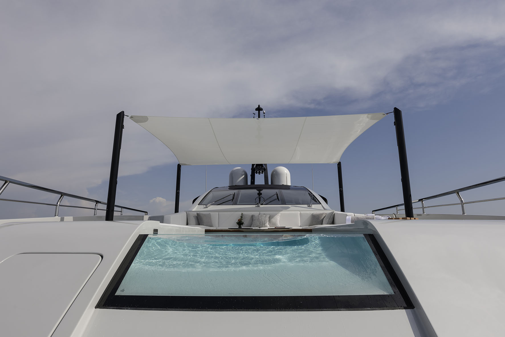 Jacuzzi su superyacht Mangusta sotto il cielo azzurro.
