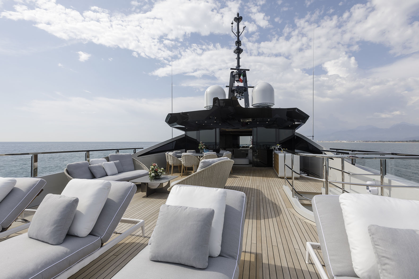 Ponte relax su yacht Mangusta con vista mare.