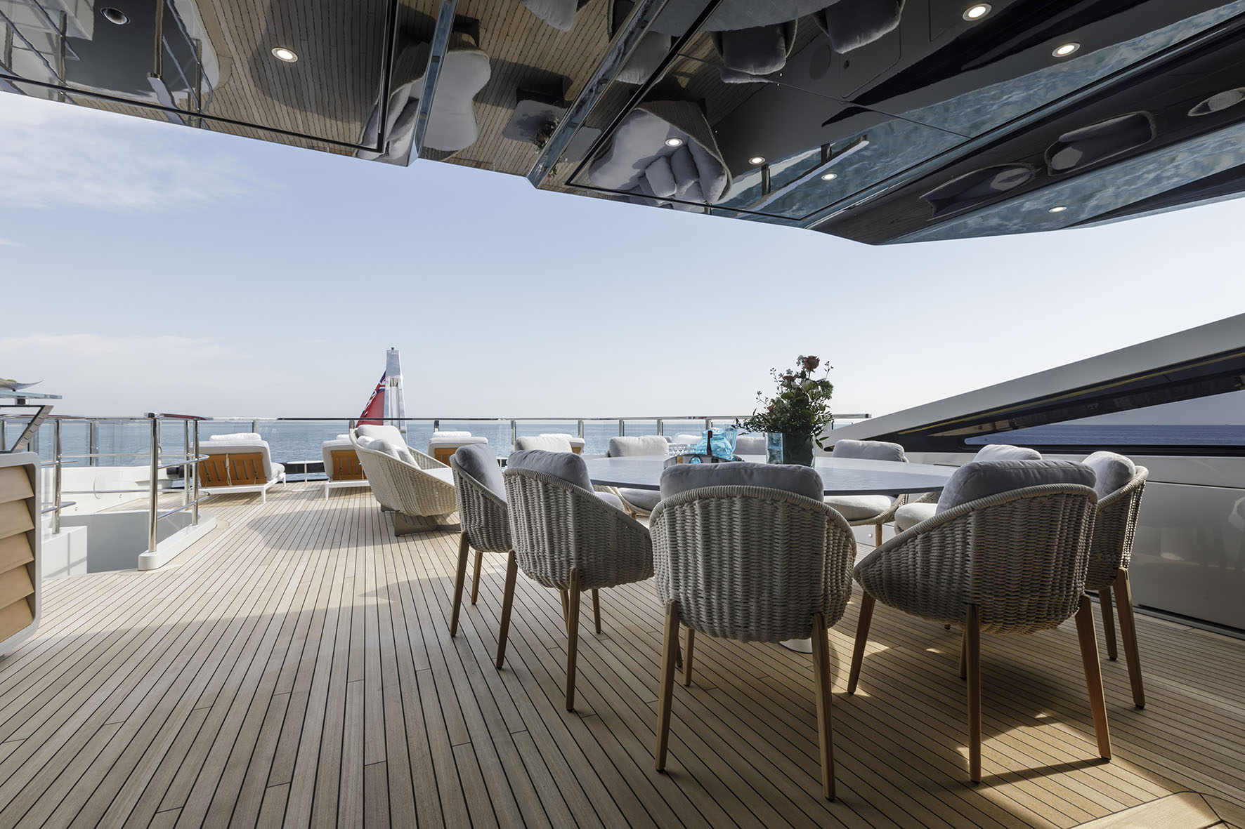 Terrazza yacht Mangusta in legno con vista mare.