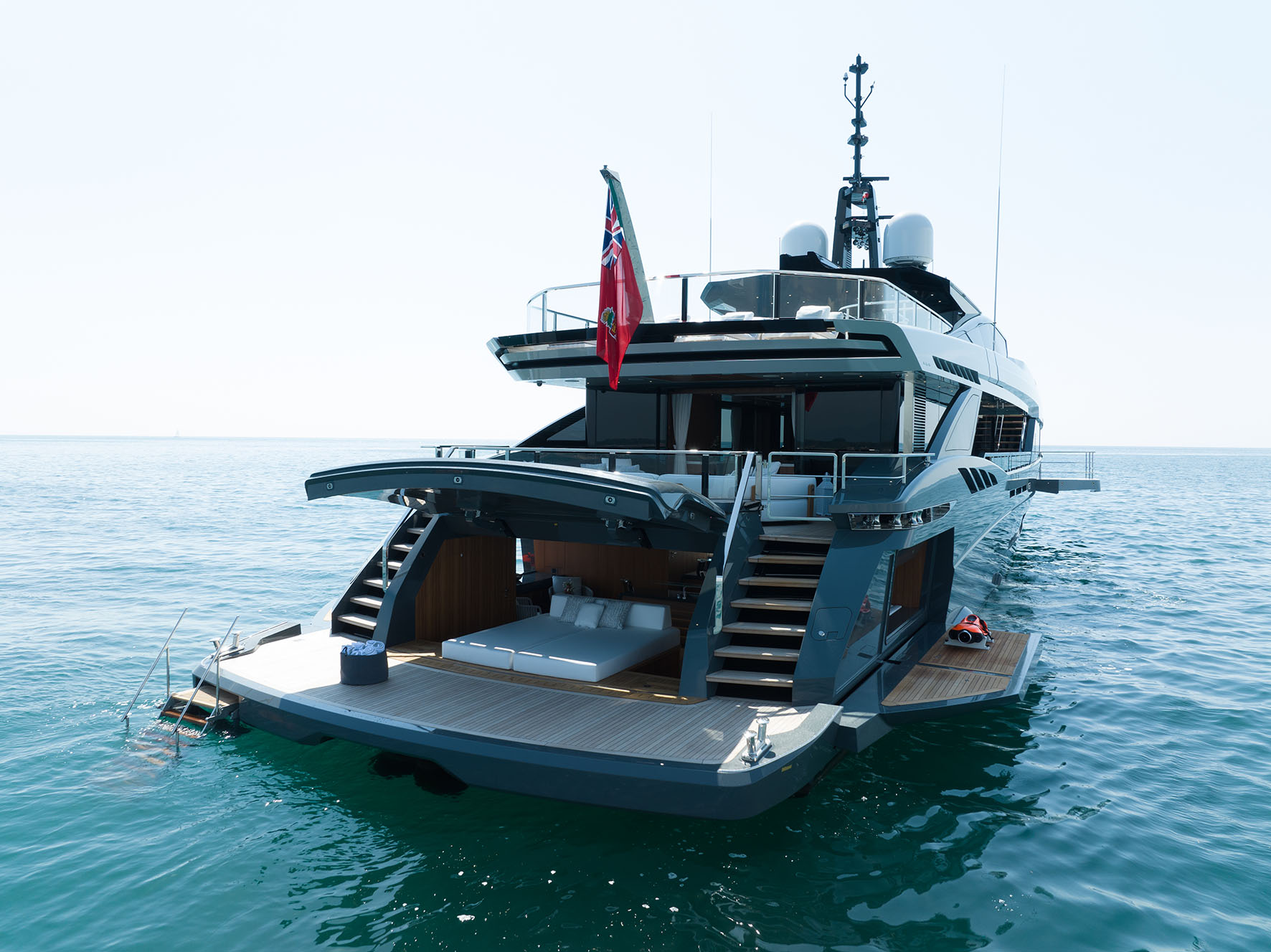 Yacht Mangusta sul mare con piattaforma aperta.