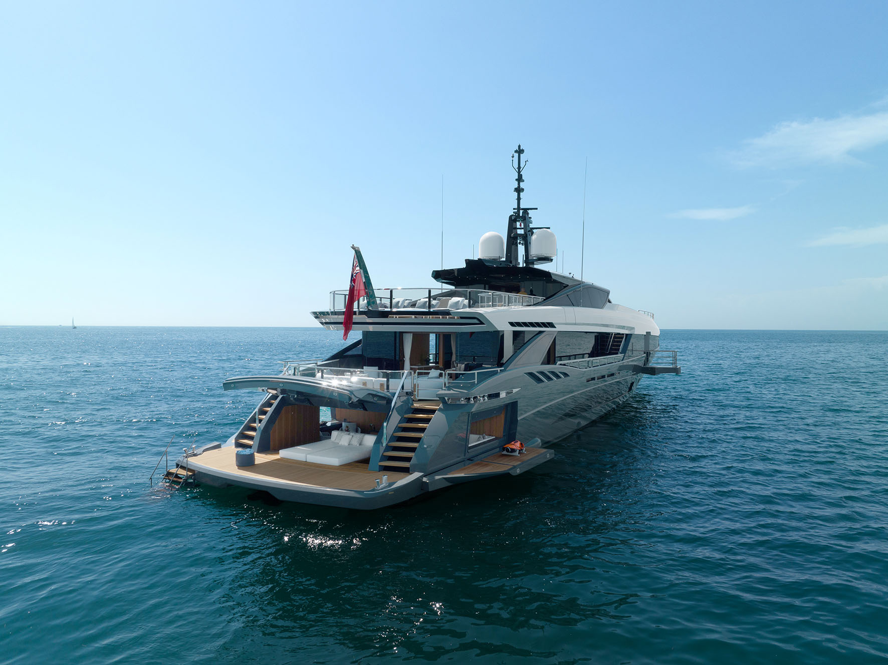 Yacht di lusso Mangusta sul mare cristallino.
