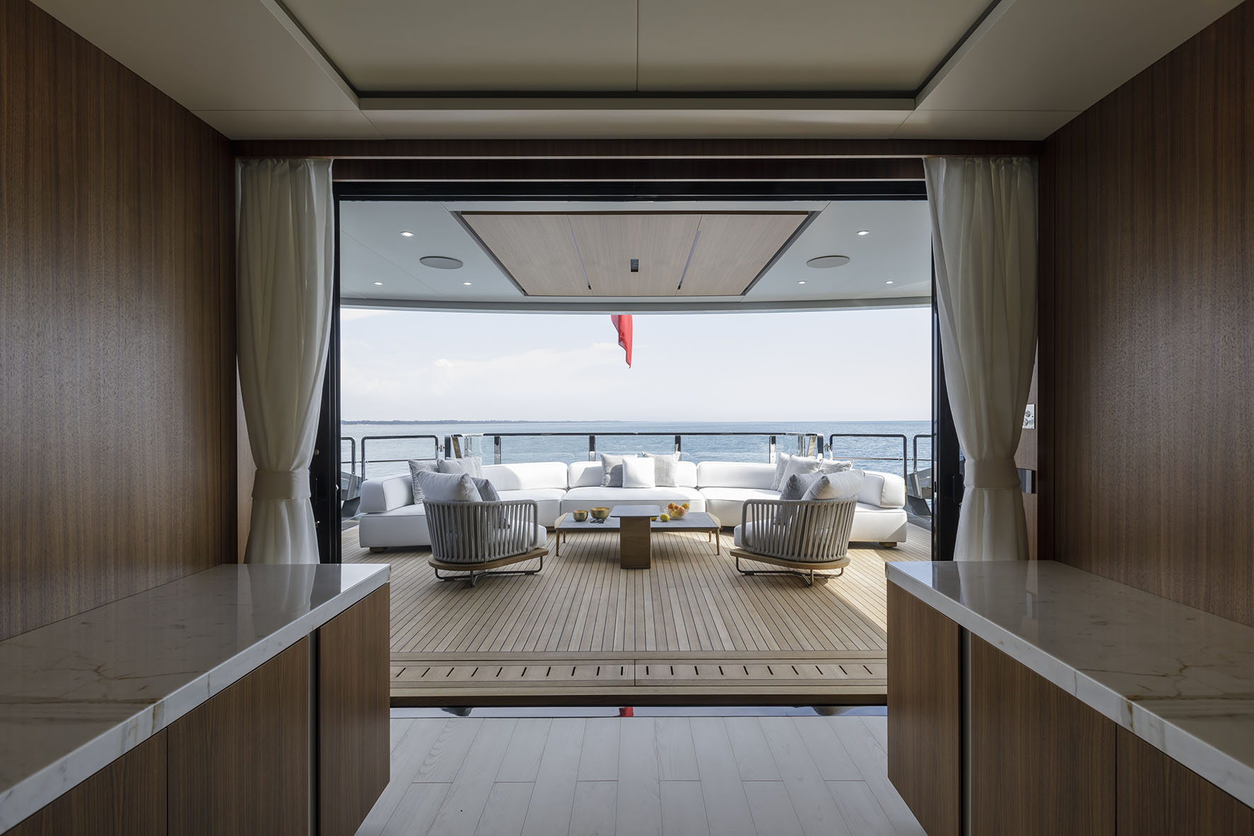 Salotto esterno di lusso sullo yacht Mangusta