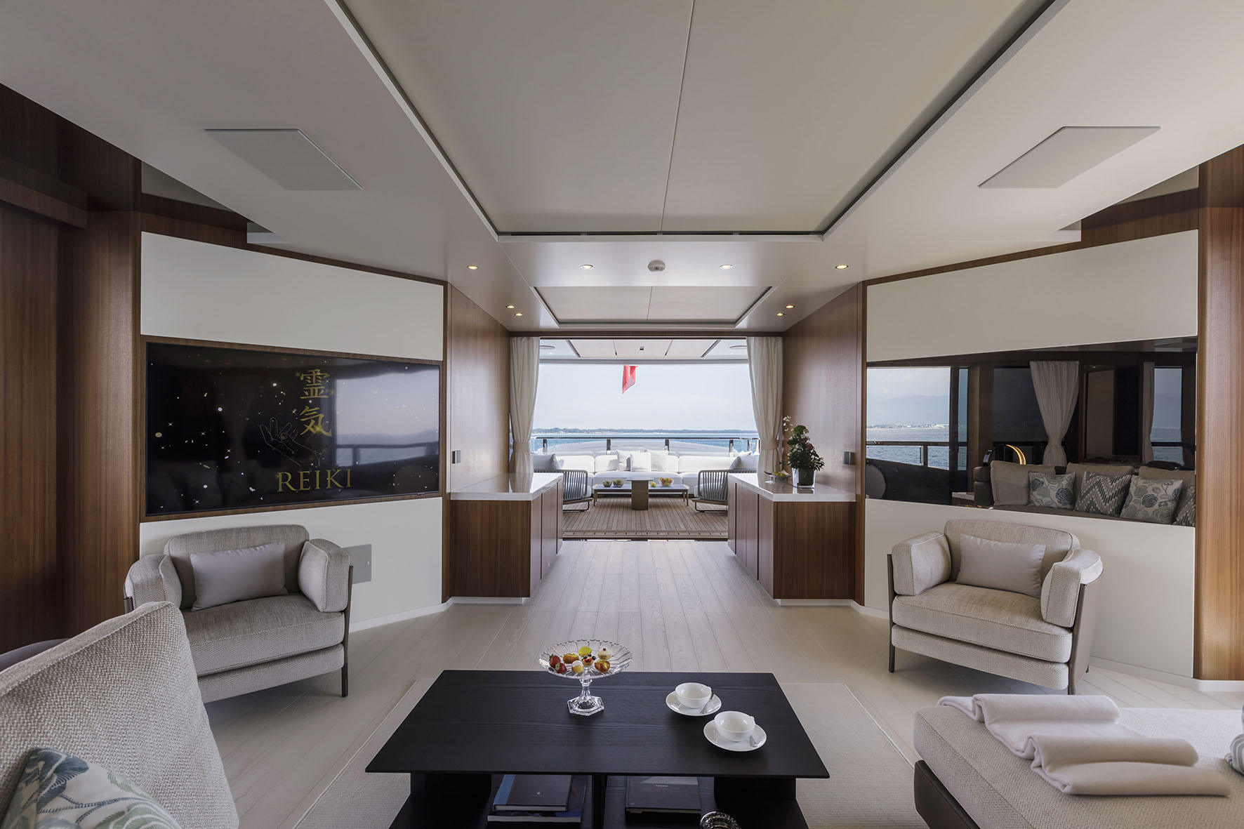 Interno elegante di yacht Mangusta con vista sul mare.