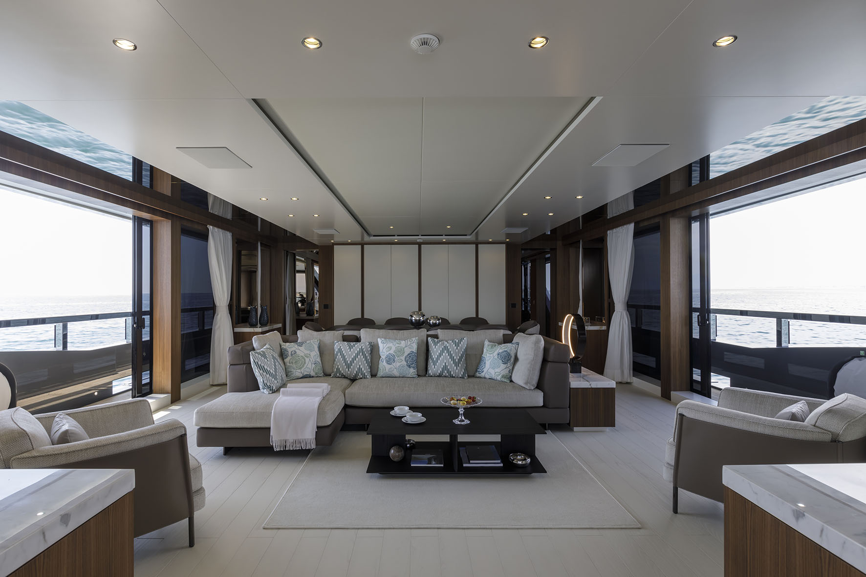 Salone elegante Mangusta Yachts con vista mare.