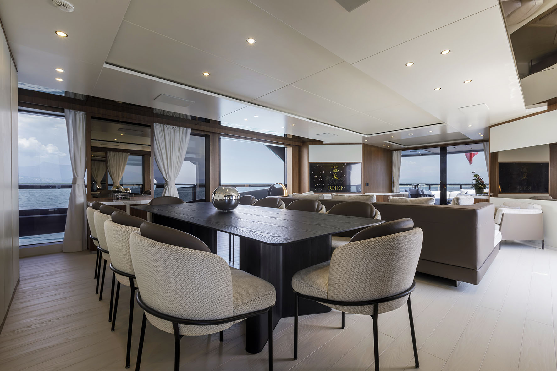 Salone elegante su Mangusta Yachts con vista mare