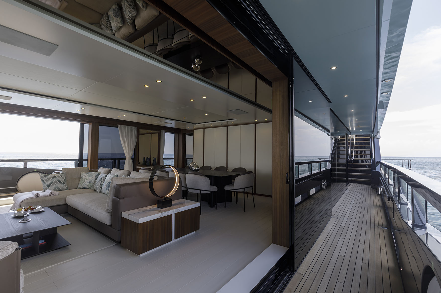 Salotto lussuoso su yacht Mangusta con vista mare.