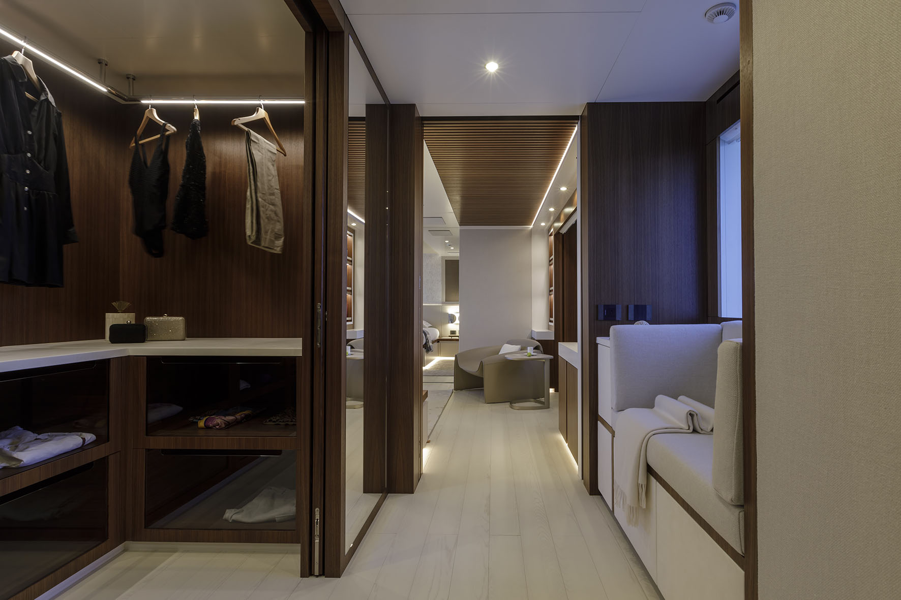 Cabina armadio elegante in yacht di lusso Mangusta.