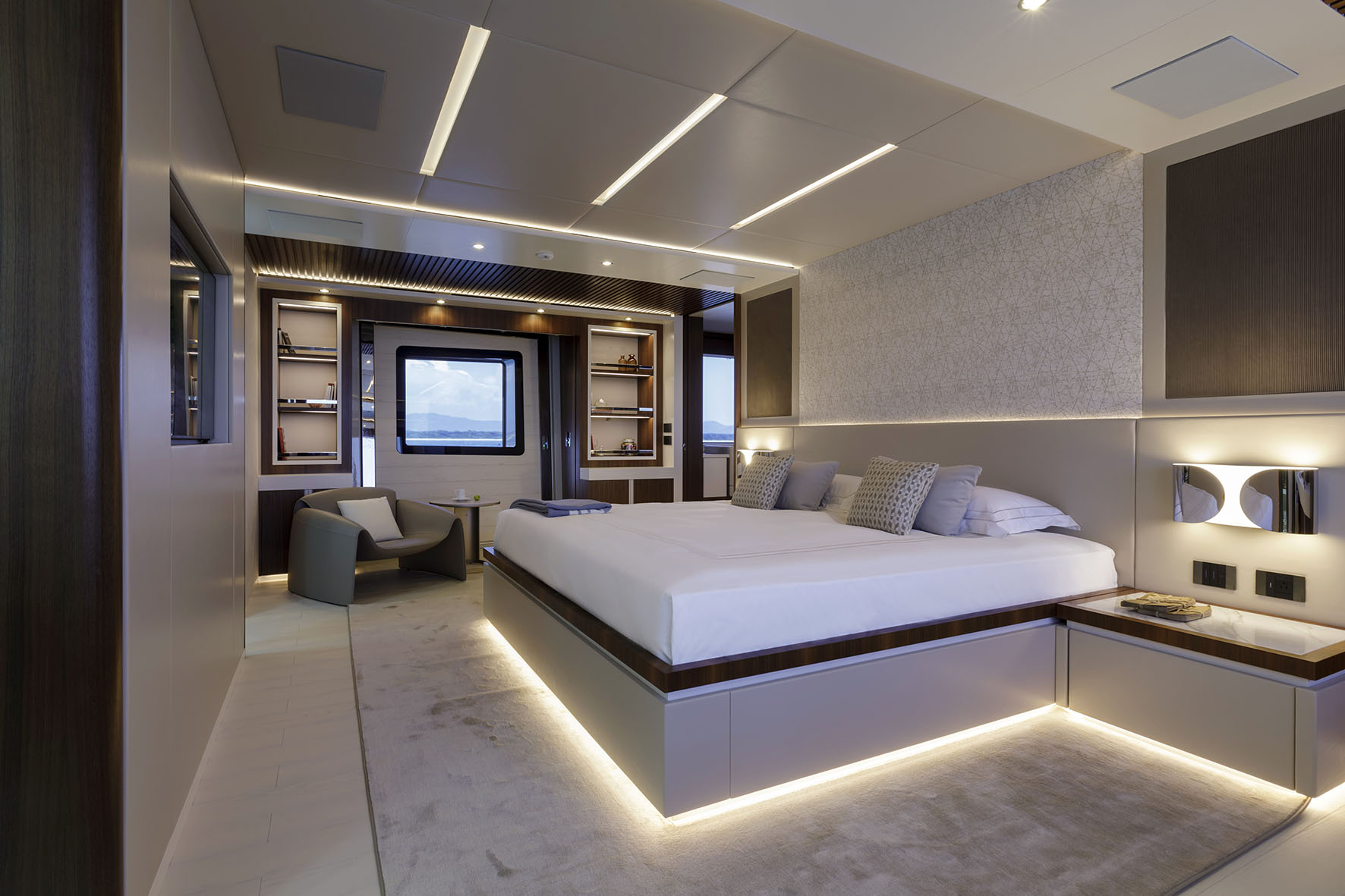 Cabina lussuosa di uno yacht Mangusta Yachts.