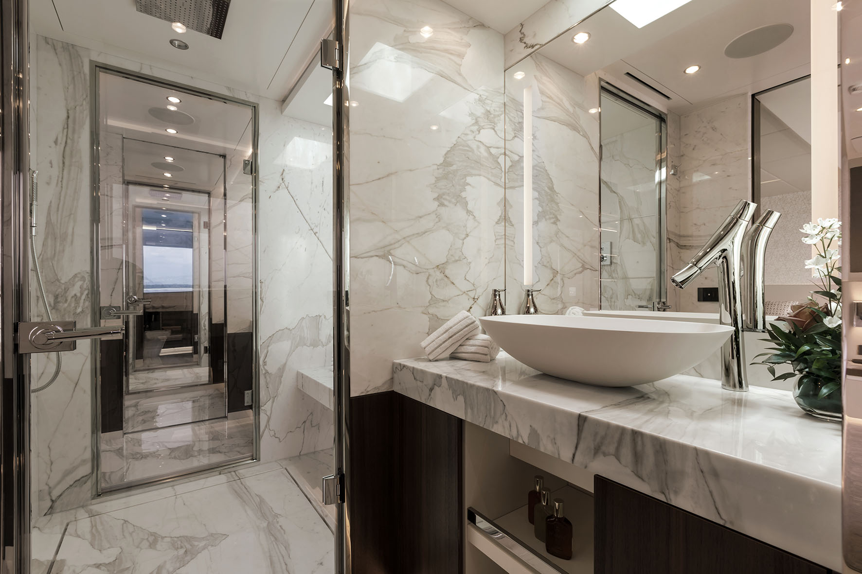 Bagno di lusso in marmo su Mangusta Yachts