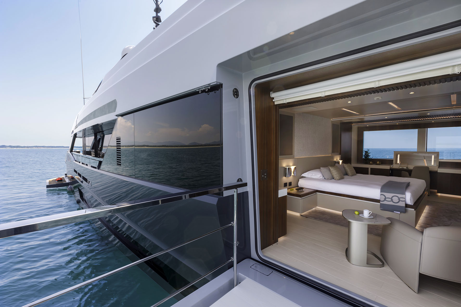 Cabina lussuosa su yacht Mangusta al mare.