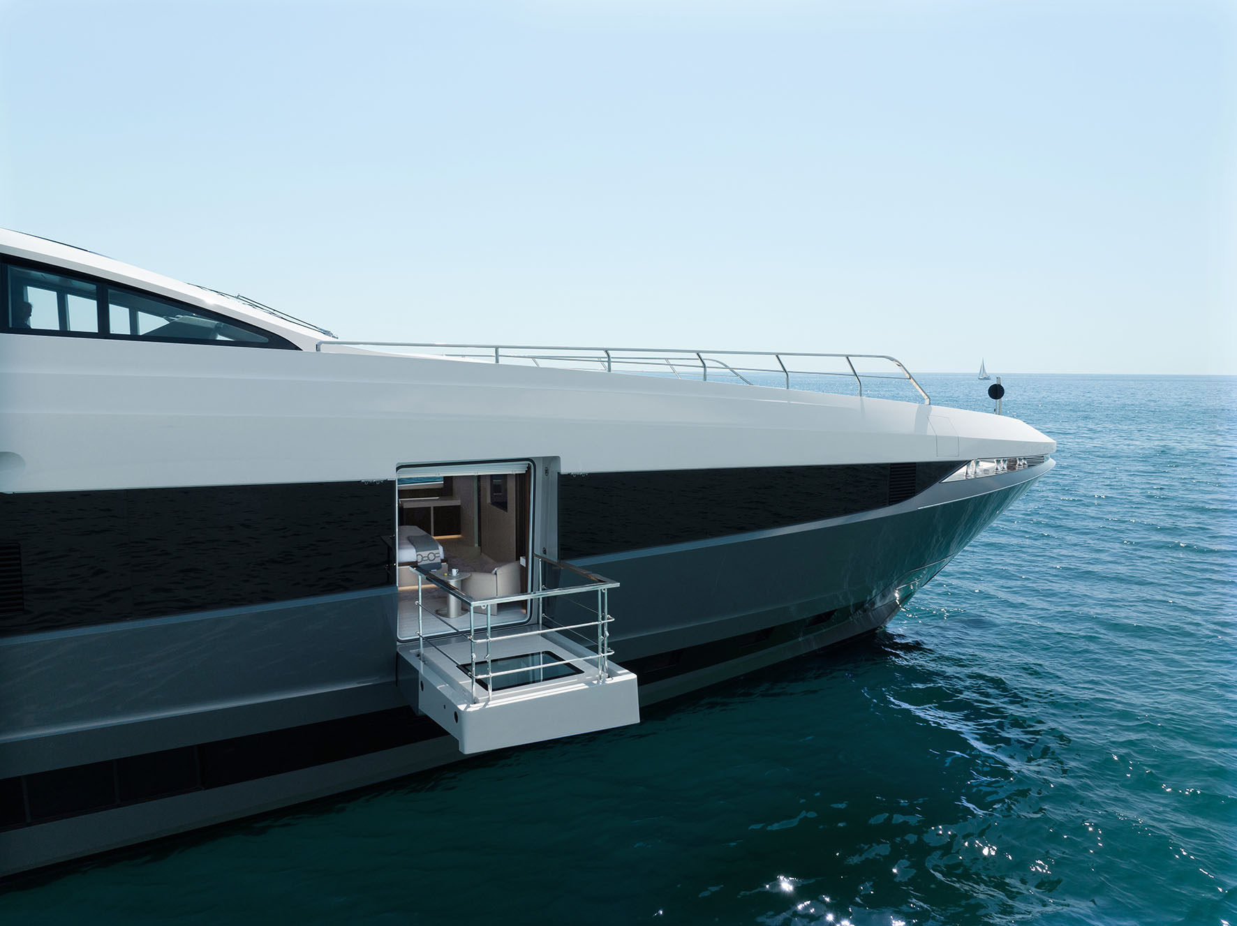 Yacht Mangusta 165 sul mare, con balcone aperto.