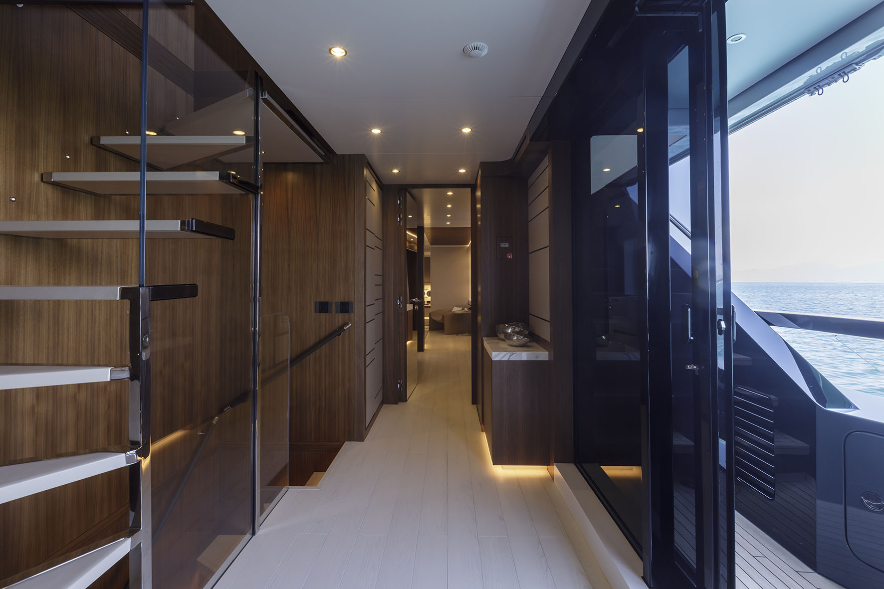 Interni eleganti di uno yacht Mangusta sul mare.