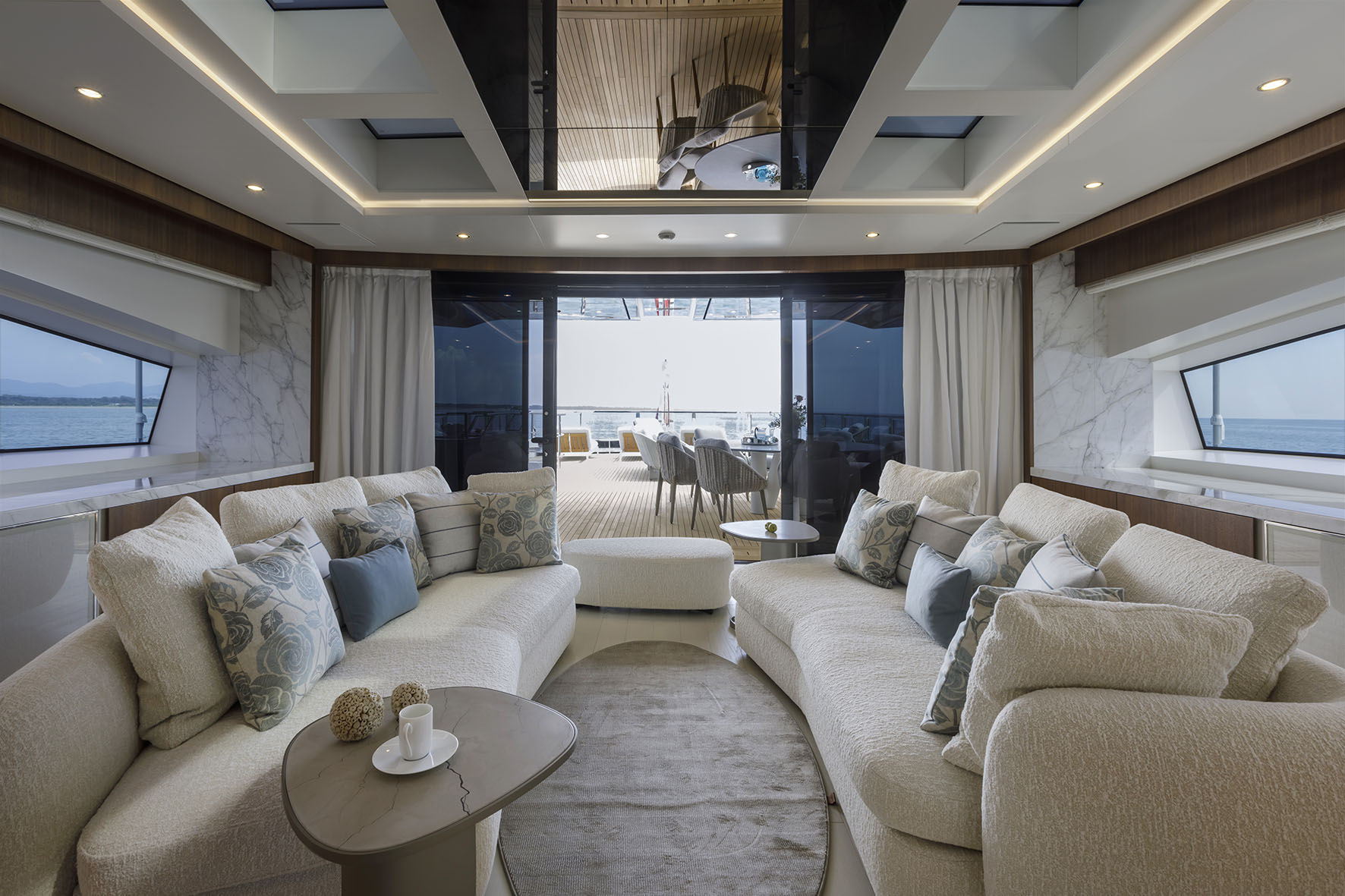 Salotto elegante a bordo di uno yacht Mangusta