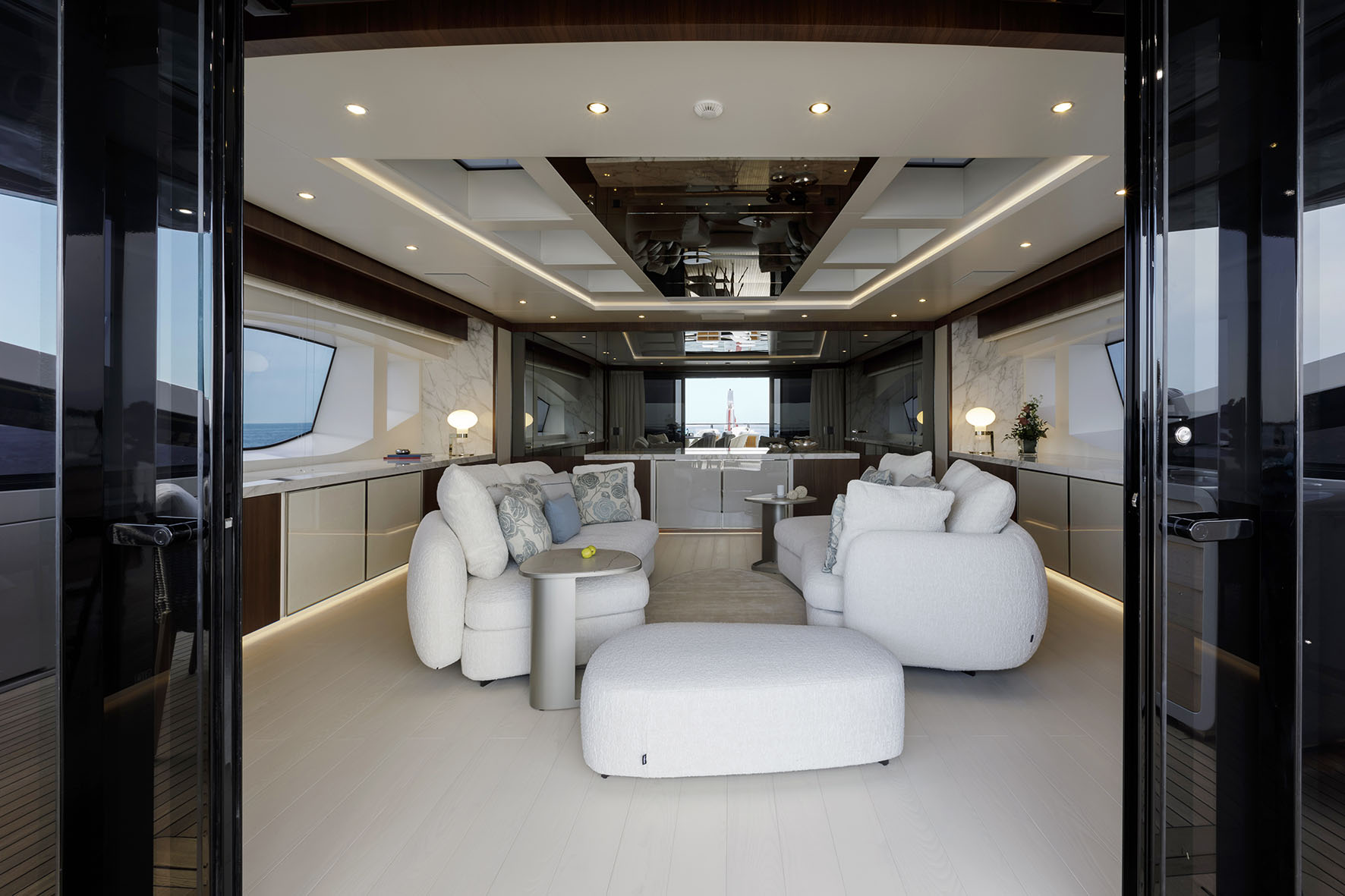 Salotto di lusso interno su uno yacht Mangusta.