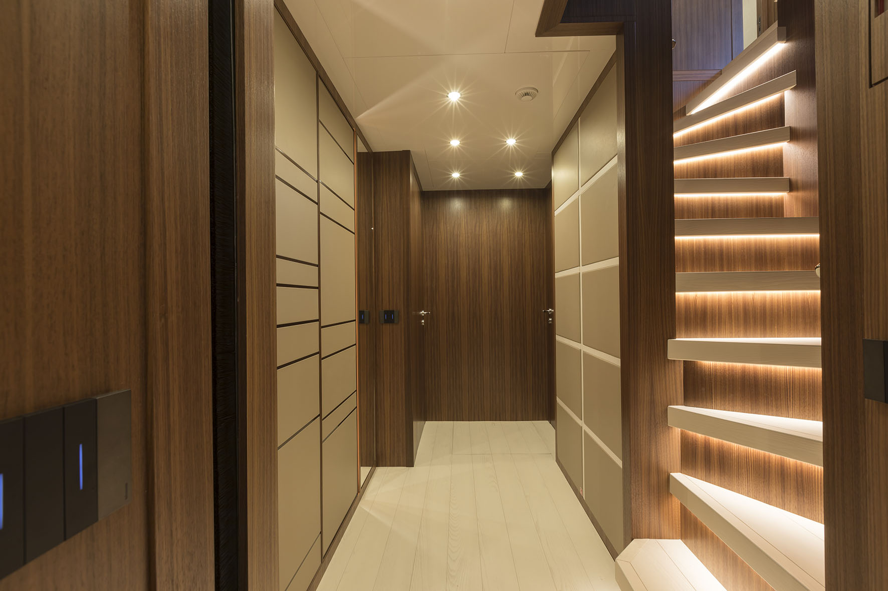 Interni lussuosi con pannelli in legno e luci soffuse.