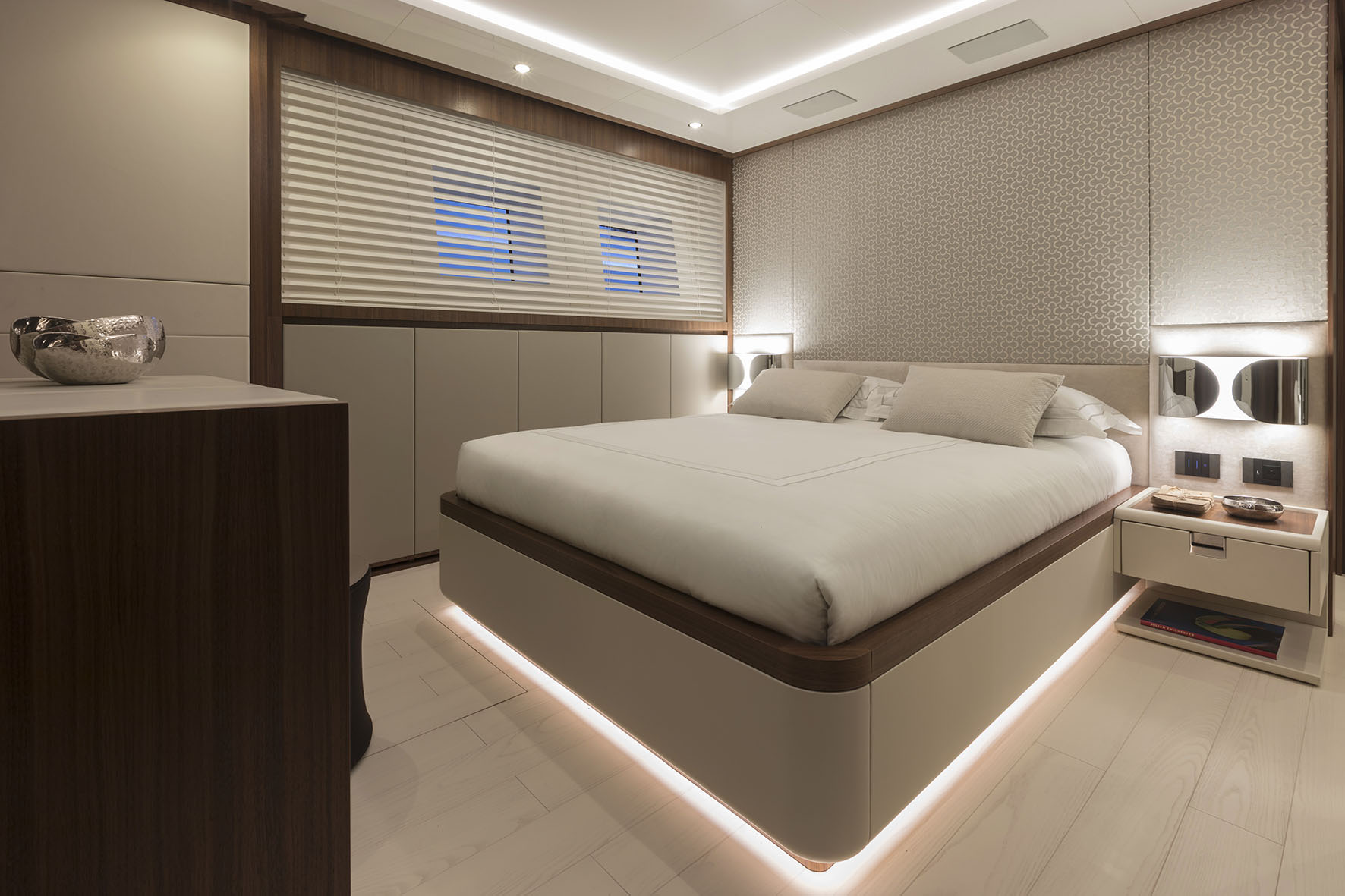 Cabina di lusso yacht Mangusta, design elegante.