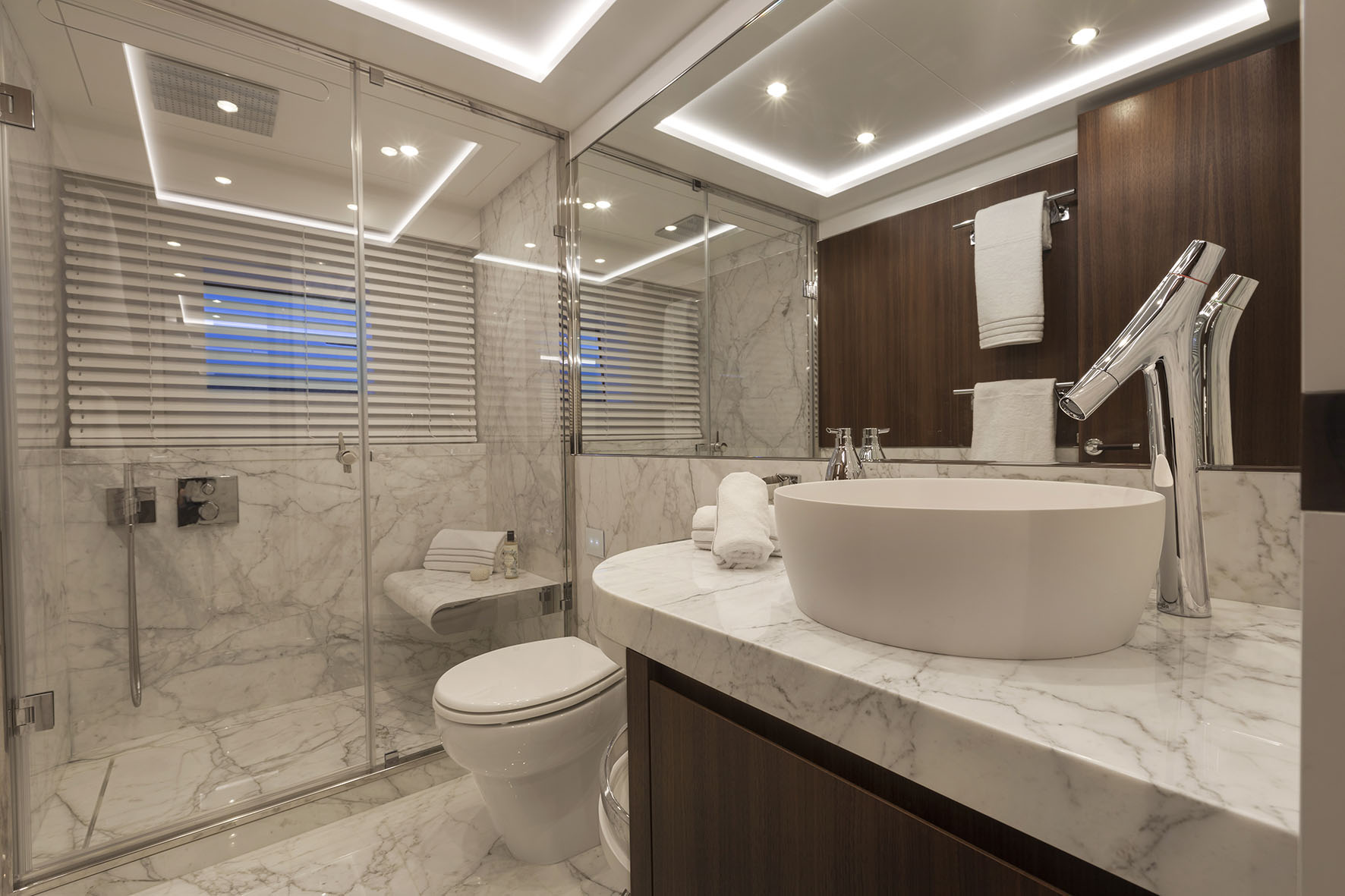 Bagno di lusso su yacht Mangusta con marmo elegante.