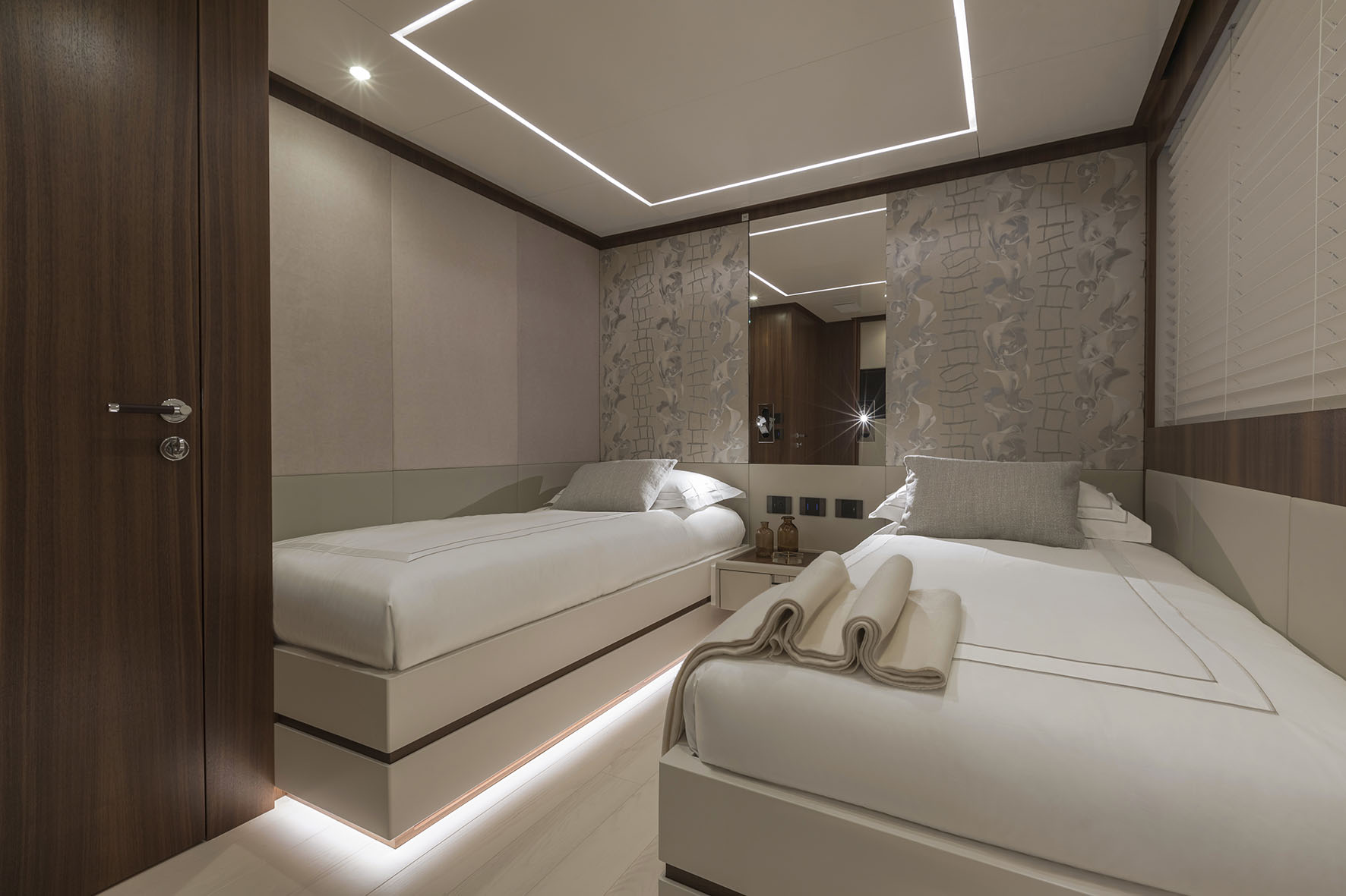 Camera doppia di lusso su Mangusta Yachts