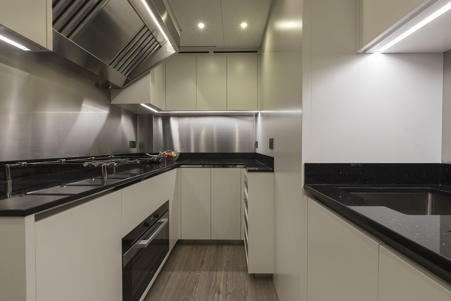 Cucina moderna a bordo di Mangusta Yachts