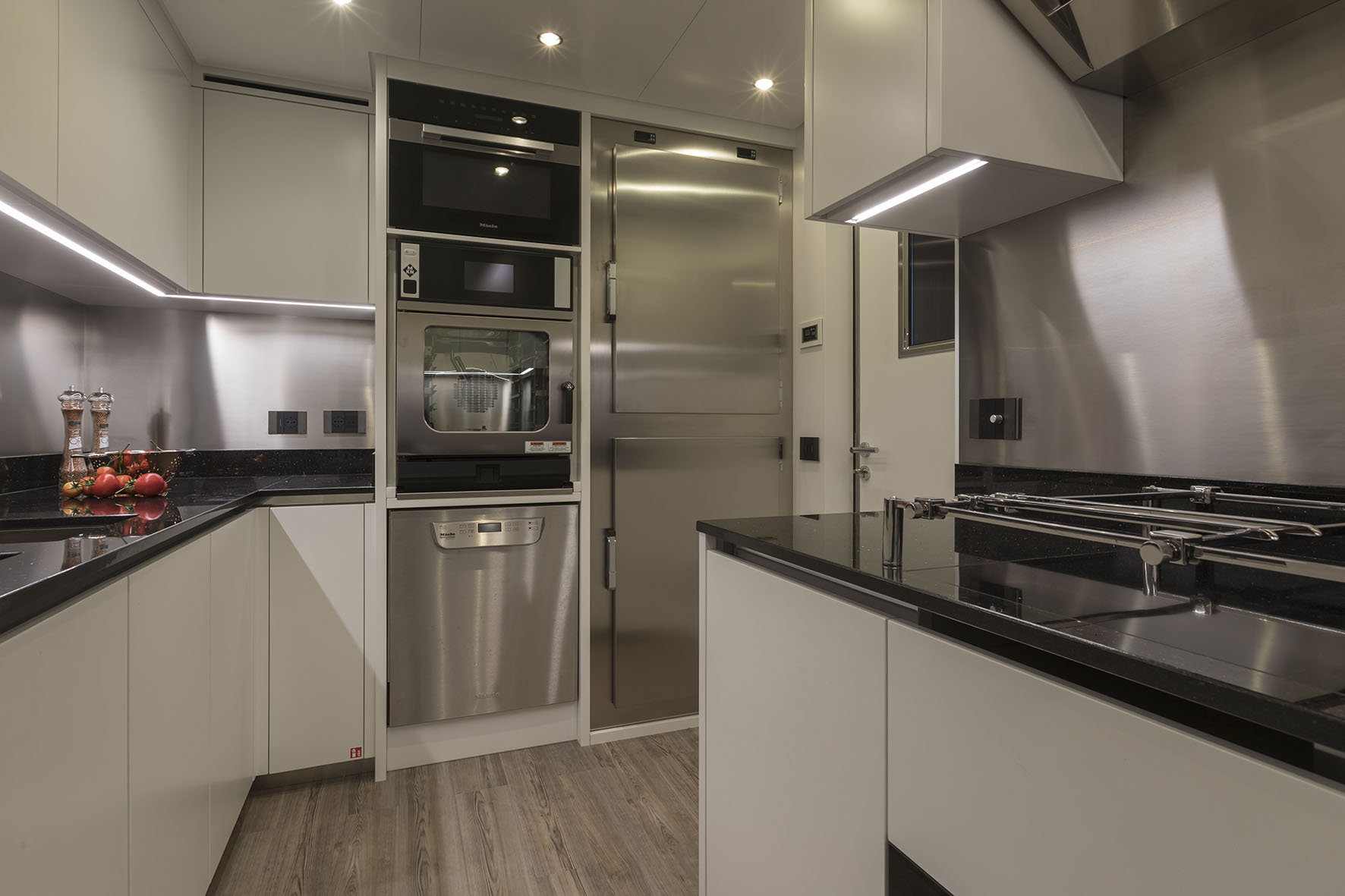 Cucina moderna a bordo di uno yacht Mangusta.