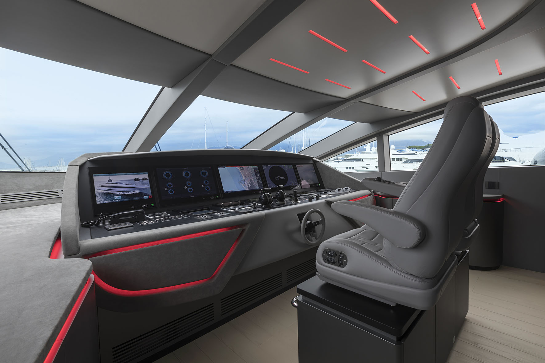 Plancia di comando moderna di Mangusta Yachts.