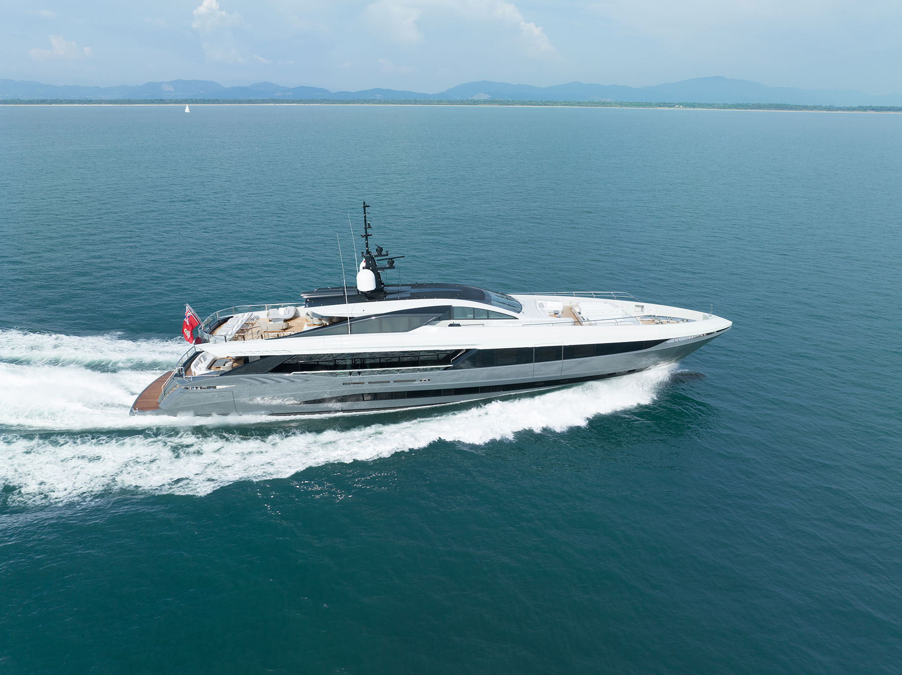 Yacht di lusso Mangusta in navigazione sul mare.