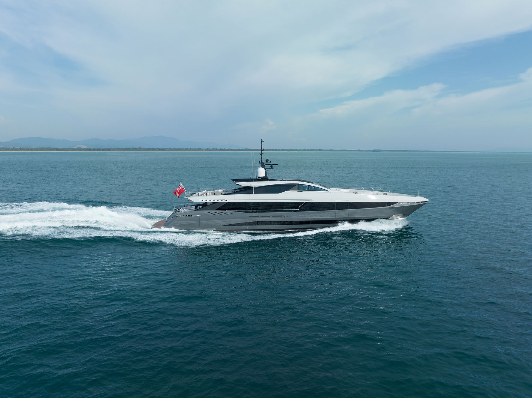 Yacht Mangusta sul mare aperto, sole e velocità.