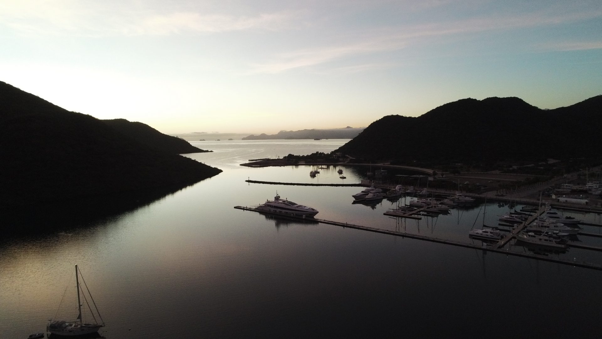 Yacht Mangusta al tramonto in marina pittoresca.