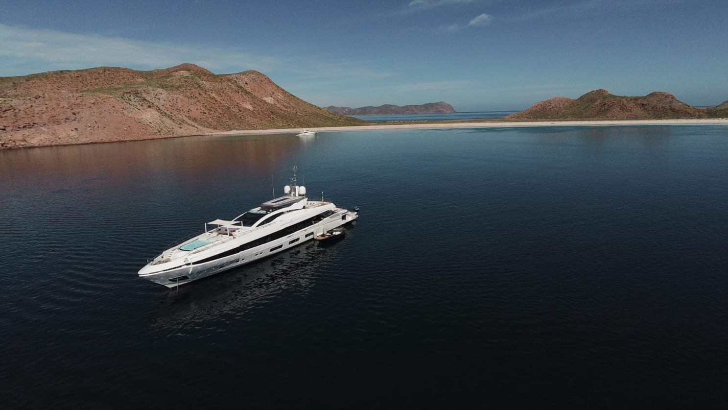 Yacht Mangusta ancorato in baia isolata.