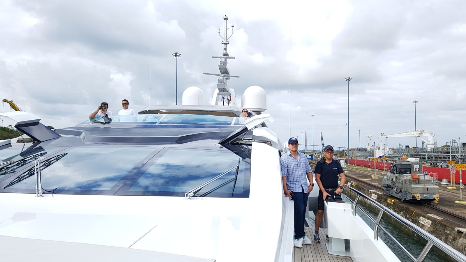 Mangusta Yachts in navigazione attraverso un canale.