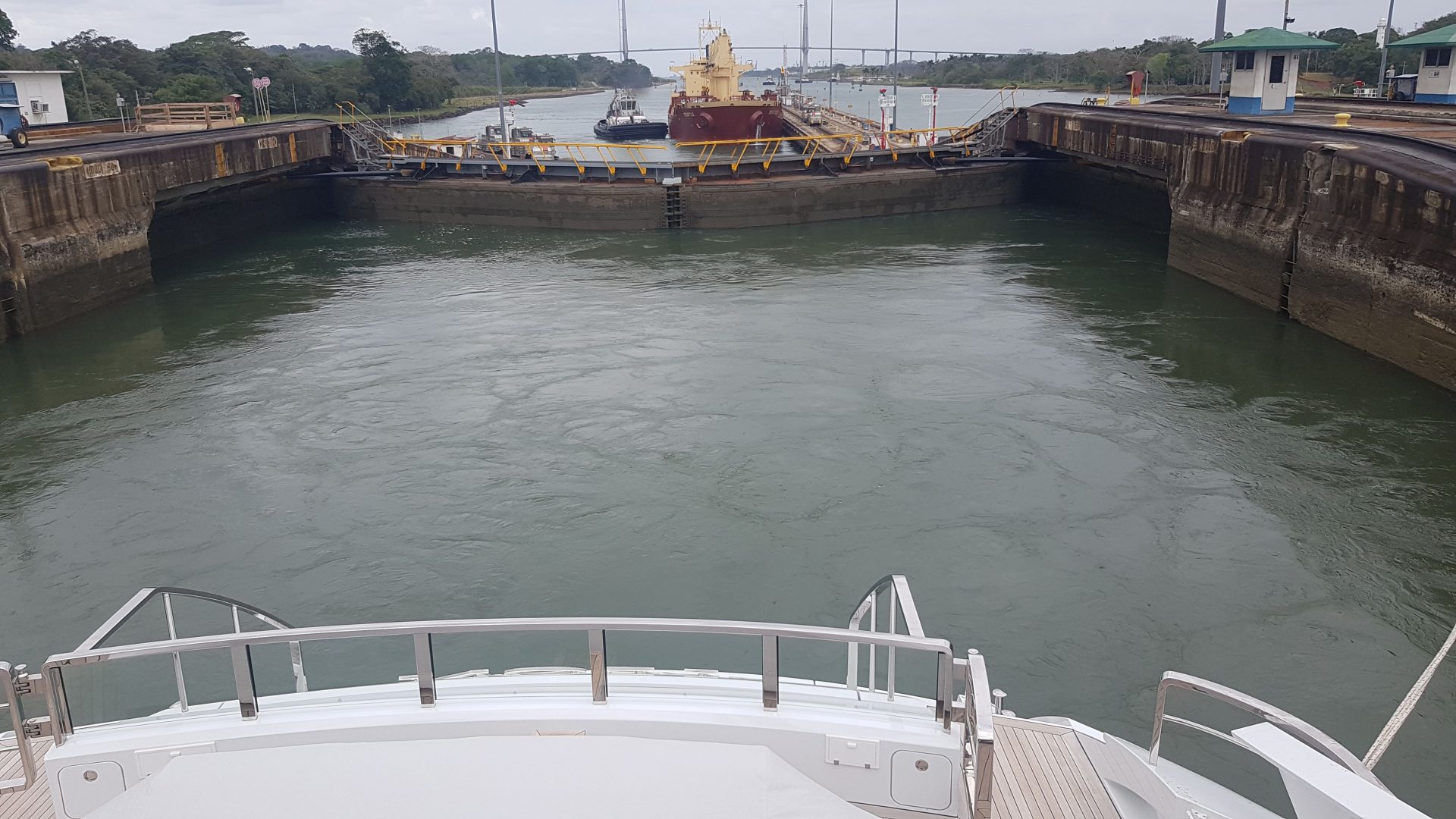 Canale attraversato da uno yacht Mangusta.