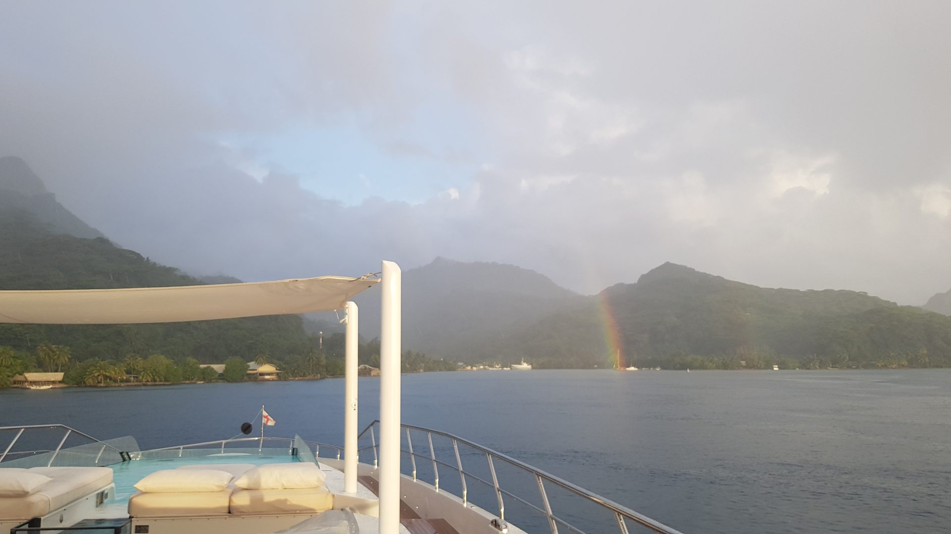 Yacht Mangusta con vista su mare e arcobaleno