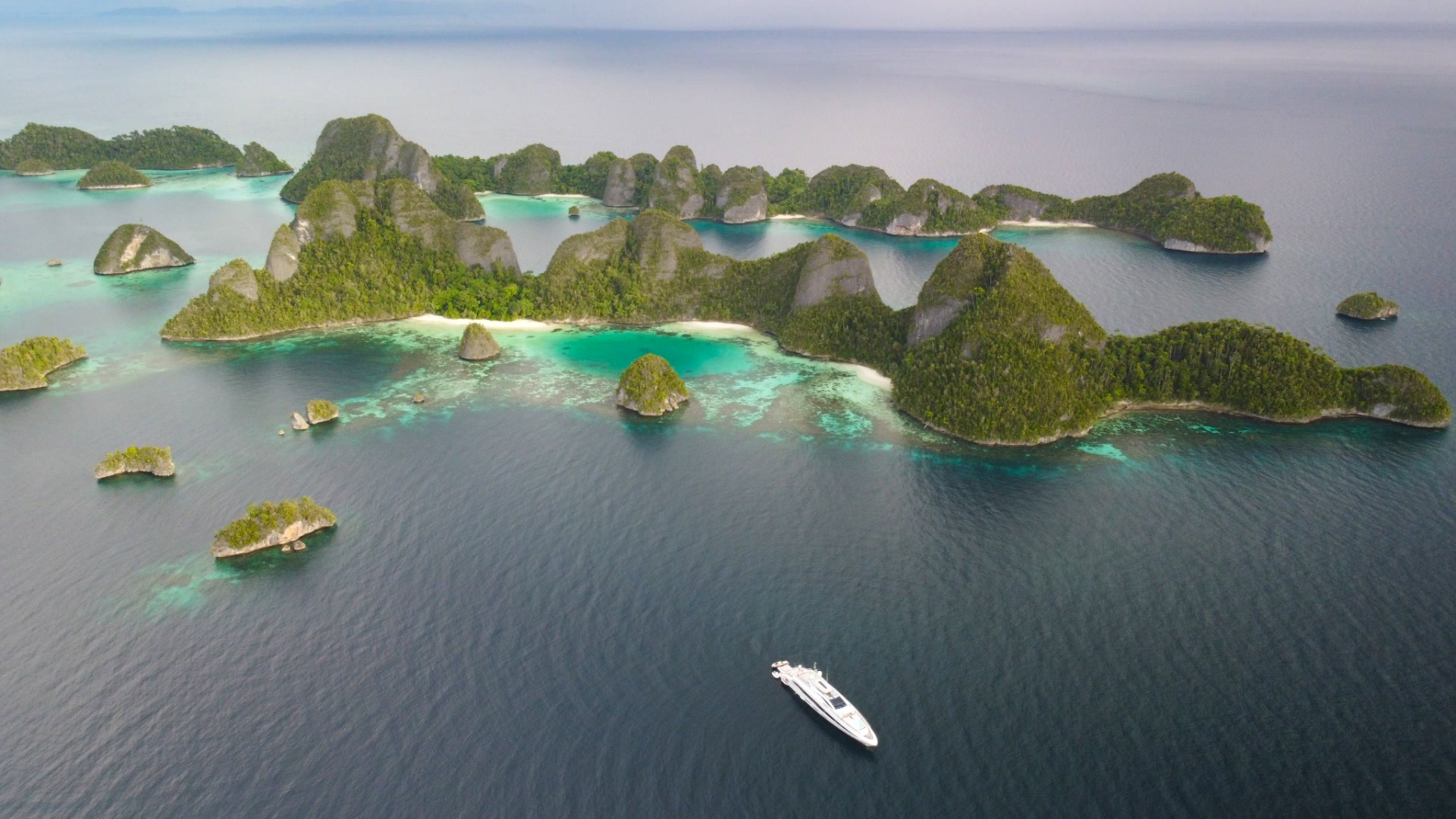 Yacht Mangusta al largo delle isole tropicali